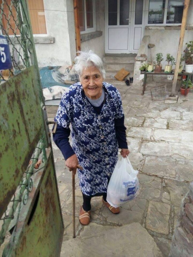 Великденската кампания „Бъди Човек“ зарадва пенсионери в Карнобат - E-Burgas.com
