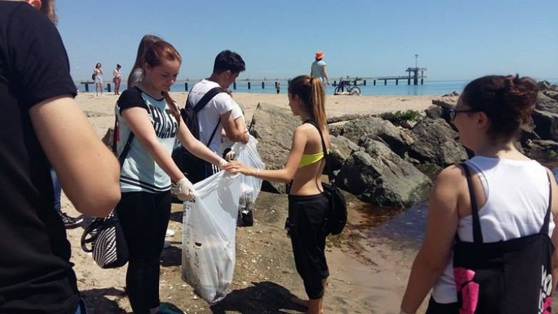 Ученици от английската гимназия чистиха плажа днес - E-Burgas.com