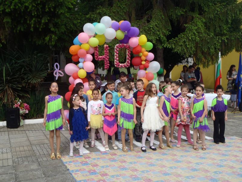 Бургаски малчугани отбелязаха 40 годишнината от създаването на градината в която учат - E-Burgas.com