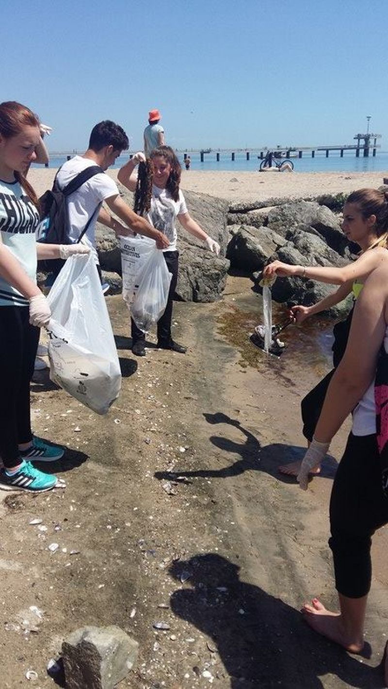 Ученици от английската гимназия чистиха плажа днес - E-Burgas.com