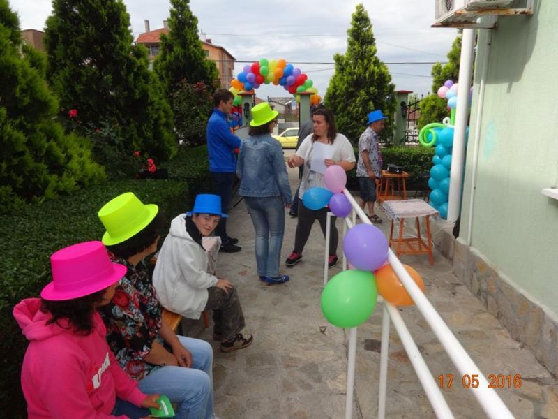 Огромна торта, балони и много веселие  за пет години Защитено жилище за лица с психични разстройства в Бургас - E-Burgas.com