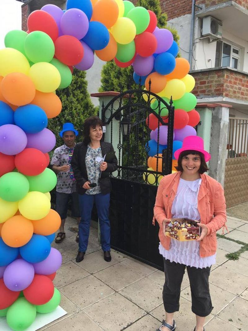 Огромна торта, балони и много веселие  за пет години Защитено жилище за лица с психични разстройства в Бургас - E-Burgas.com