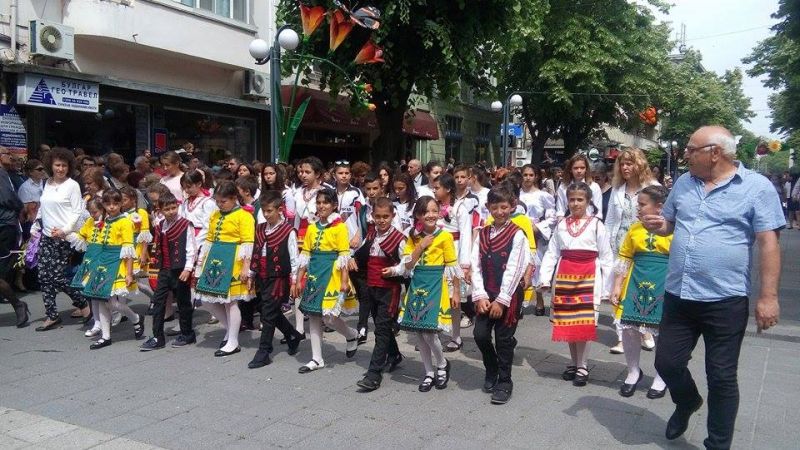 Вижте уникалното шествие в Бургас за 24 май (снимки) - E-Burgas.com