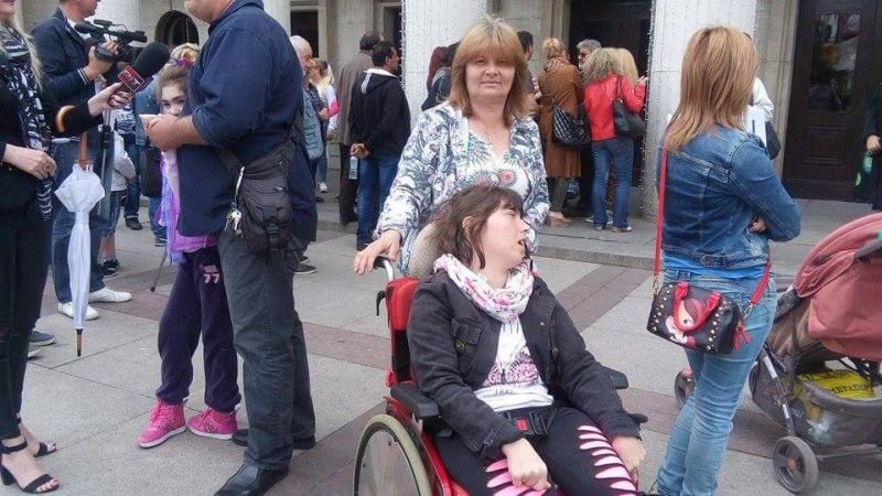 Майки на деца с увреждания към управляващите : Спрете с геноцида към нас! - E-Burgas.com