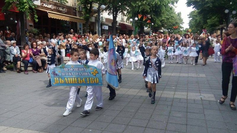 Вижте уникалното шествие в Бургас за 24 май (снимки) - E-Burgas.com