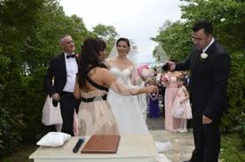Красивата булка на Лукарски предпочете да награди Рачков! Вижте снимки от ВИП сватбата - E-Burgas.com