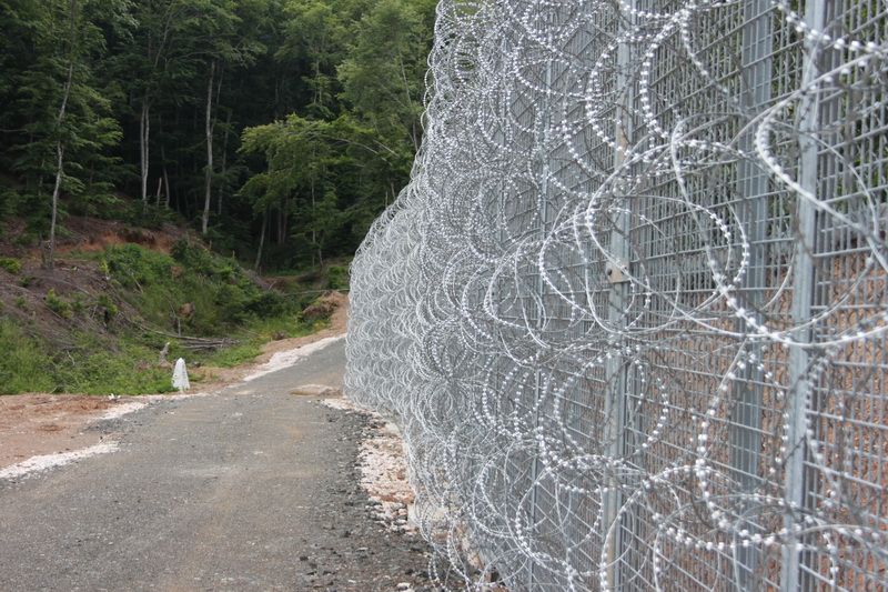 Новите джипки на граничарите били действащи в английската армия, ето я новата ограда (Снимки) - E-Burgas.com
