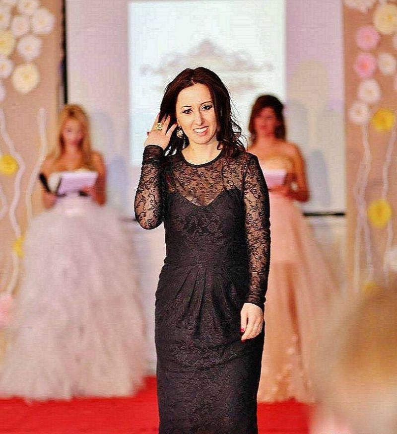 Уникалната дизайнерка Мария Диомова представя своя рокля на международен конкурс за омъжени жени    - E-Burgas.com