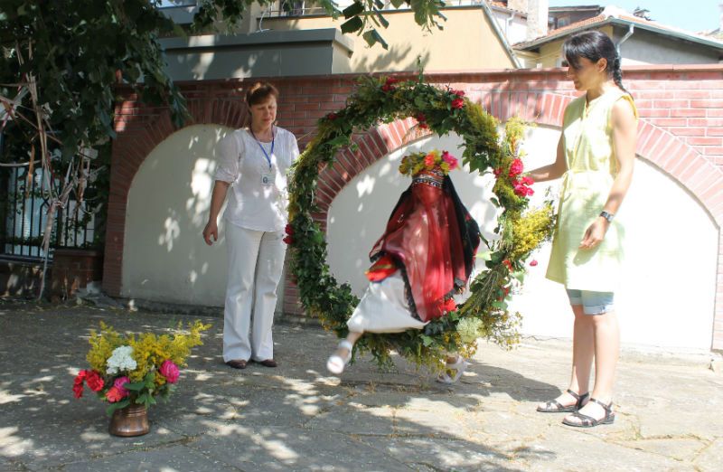 Еньовденски венец дарява здраве на бургазлии в Етнографския музей (галерия) - E-Burgas.com