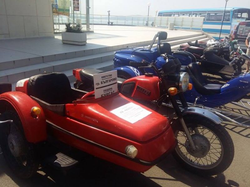 Бургазлии застават за снимка до ретро автомобили и мотоциклети в Морската (СНИМКИ) - E-Burgas.com