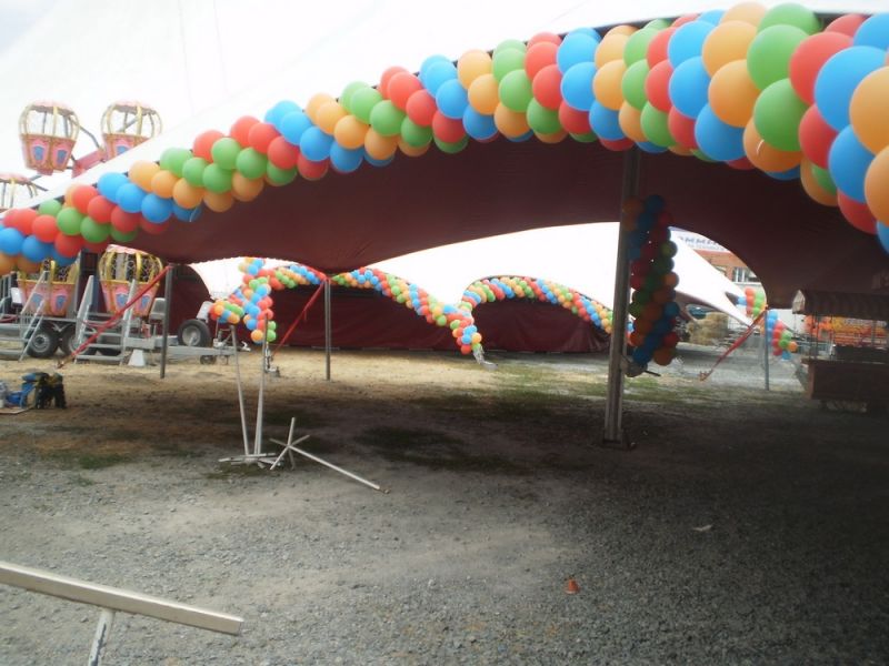Мишо от „Барутница“ украси цирк „Балкански“ с над 900 балона за по-малко от 4 часа - E-Burgas.com