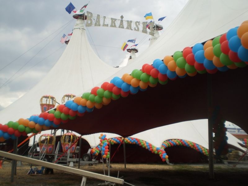 Мишо от „Барутница“ украси цирк „Балкански“ с над 900 балона за по-малко от 4 часа - E-Burgas.com