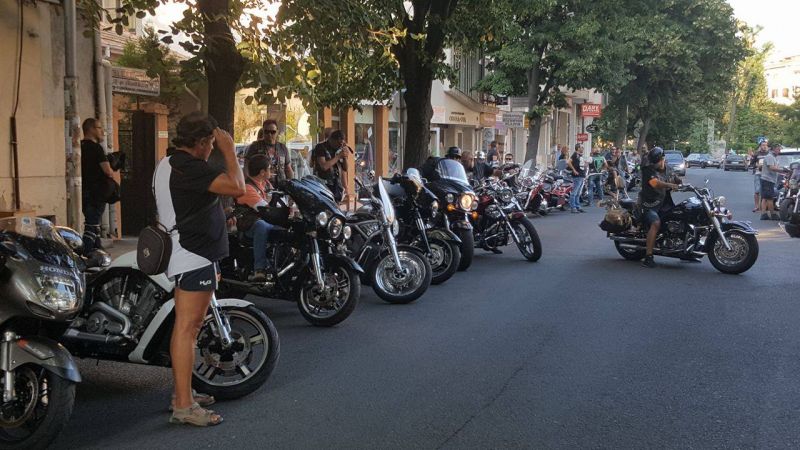Братството на мотористите с мощна подкрепа в Бургас, около 150 машини окупираха съда в мирен протест (Снимки) - E-Burgas.com