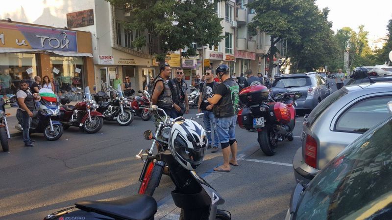 Братството на мотористите с мощна подкрепа в Бургас, около 150 машини окупираха съда в мирен протест (Снимки) - E-Burgas.com