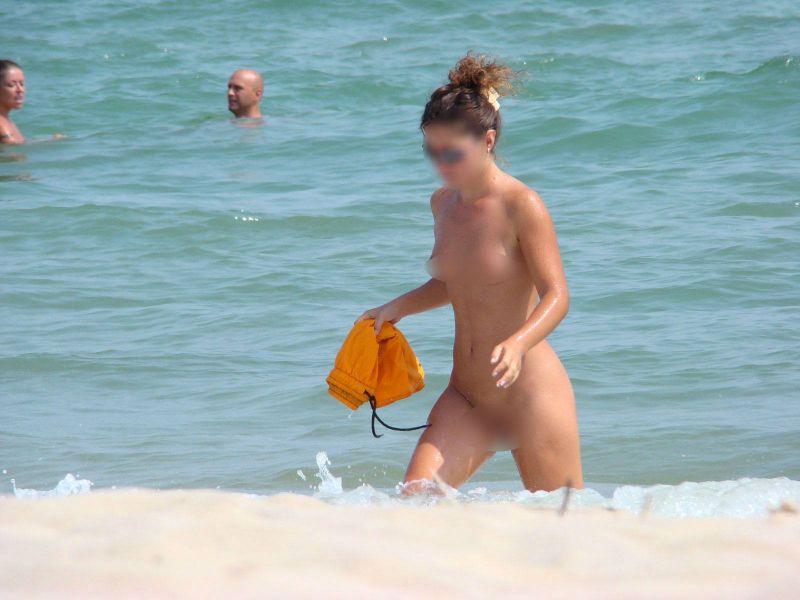 Внимание! Воайори дебнат голи жени на плажа, качват снимките в нета - E-Burgas.com