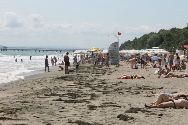 Огромни вълни и миризливи водорасли не прогониха бургазлии от плажа (снимки) - E-Burgas.com