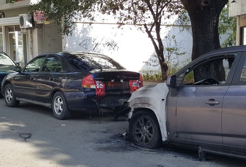Две коли горяха в „Лазур“ през нощта (Снимки) - E-Burgas.com