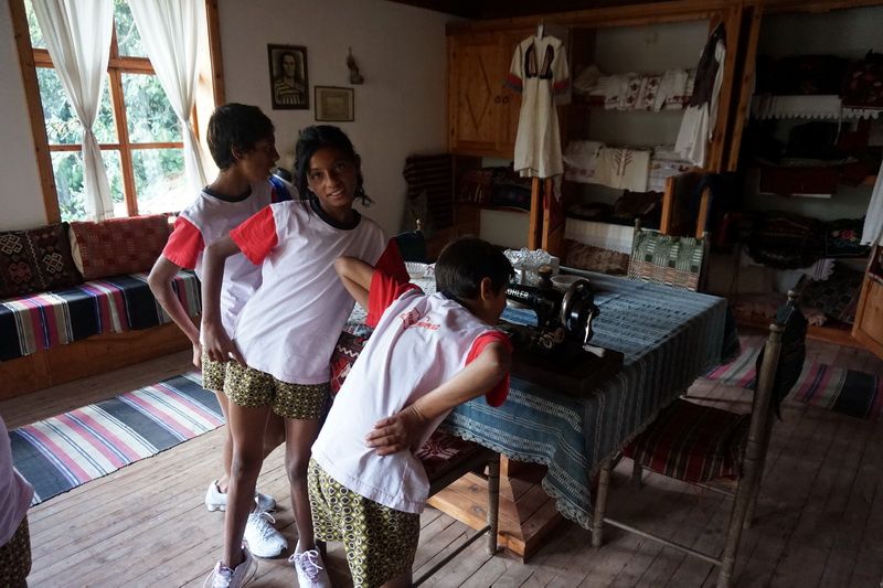 Възпитаници от бургаски център за деца в риск посетиха айтоски забележитености  - E-Burgas.com
