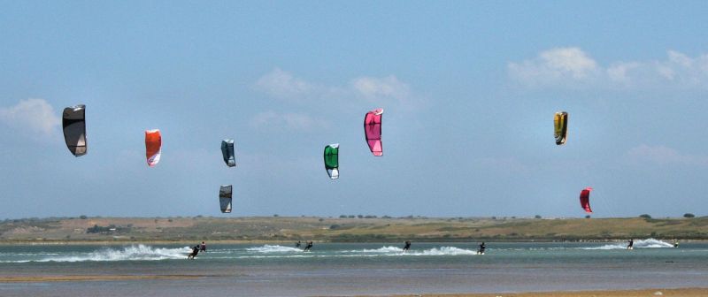 Кайт сърфисти разпъват хвърчила над Приморско - E-Burgas.com