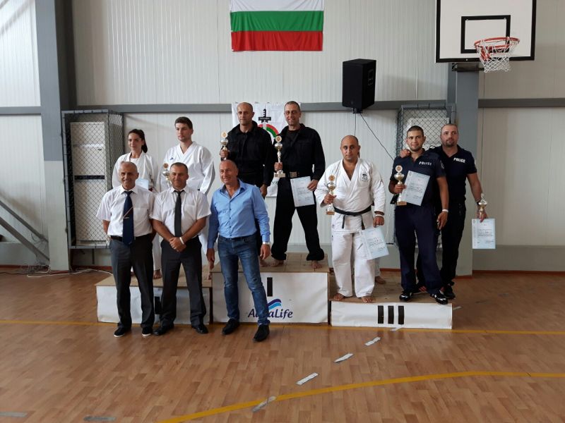 Бургаски полицаи с поредно отличие от първенство по защита и карате (Снимки) - E-Burgas.com