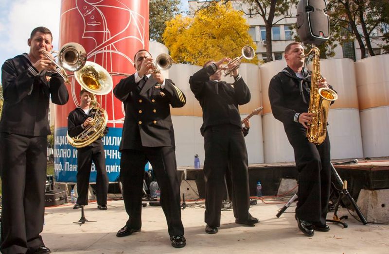 Оркестърът на Военноморските сили на САЩ озвучи Музикалното с класически и съвременни творби  - E-Burgas.com