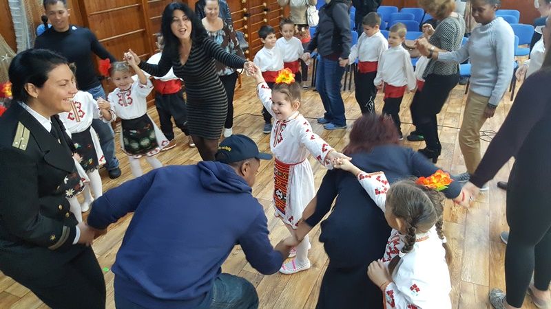 Американски матроси извиха хоро с деца в ДГ „Моряче“ в Бургас (Снимки и Видео) - E-Burgas.com