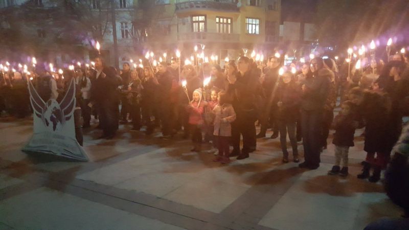 Стотици факли огряха общината в почит на Будителите (Снимки) - E-Burgas.com