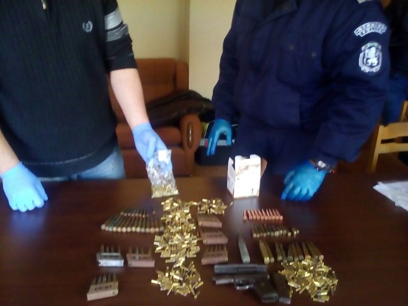 Арестуваха оръжеен майстор от Айтос, държал незаконно боеприпаси (Снимки) - E-Burgas.com