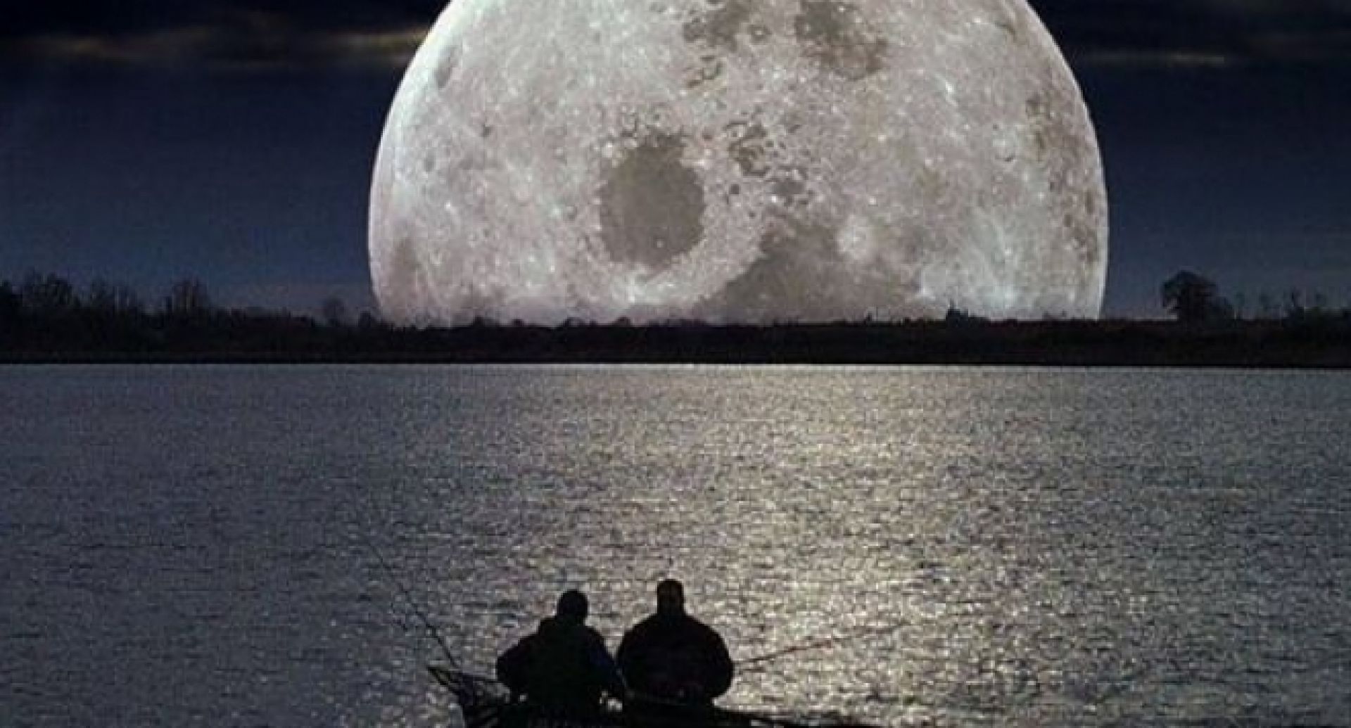 Говорили под луной. Огромная Луна. Огромная Луна на горизонте. Красивая Луна.