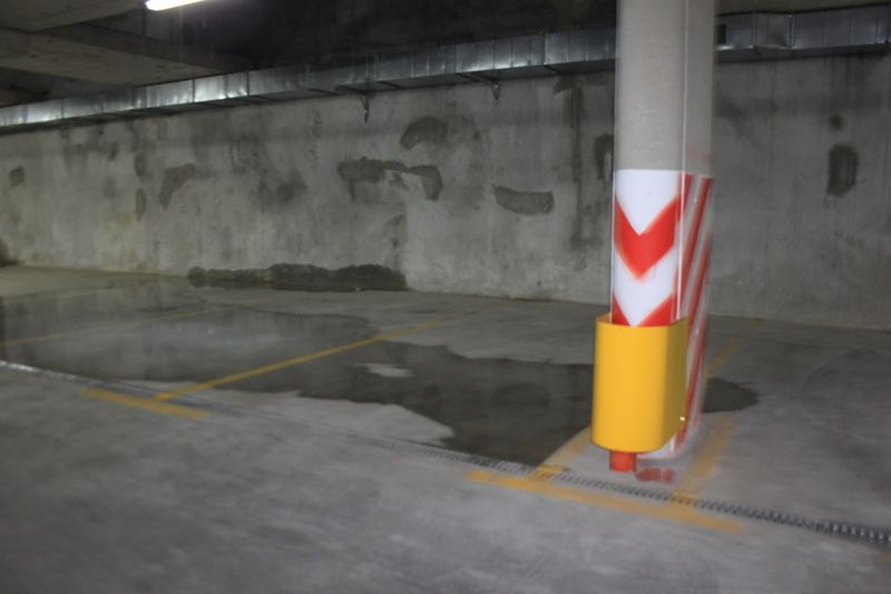 Тече, всичко тече в подземния паркинг в Бургас (снимки)  - E-Burgas.com
