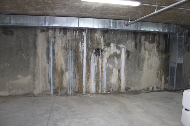 Тече, всичко тече в подземния паркинг в Бургас (снимки)  - E-Burgas.com