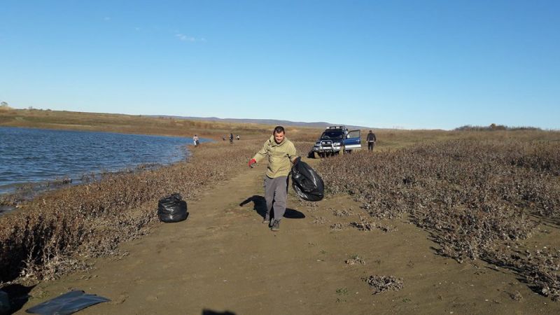 Рибари събраха близо 100 чувала боклук от язовор 