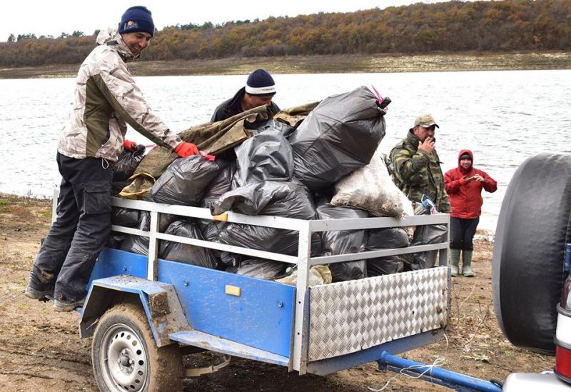 Рибари събраха близо 100 чувала боклук от язовор 