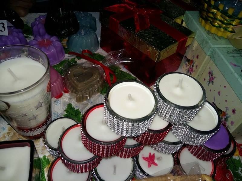 Бургазлийка вае уникални ароматни свещи на коледното изложение на Флората (Снимки)  - E-Burgas.com