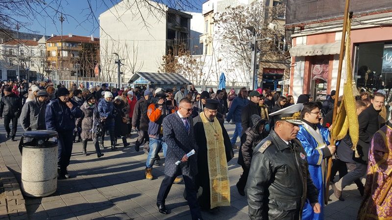 Почетохме паметта на загиналите моряци и рибари, стотици се включиха в литийното шествие (Видео и снимки) - E-Burgas.com