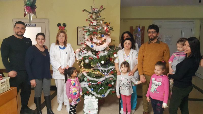 Двуметрова елха, украсена с лакомства, радва малките пациенти на УМБАЛ – Бургас  - E-Burgas.com
