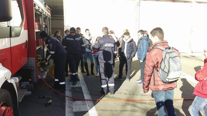 Обучиха десетокласниците в Търговската гимназия как да действат при пожари (Снимки) - E-Burgas.com