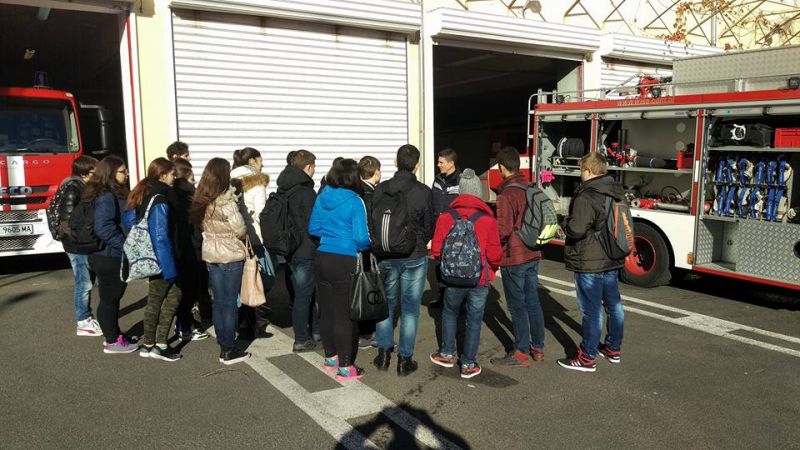 Обучиха десетокласниците в Търговската гимназия как да действат при пожари (Снимки) - E-Burgas.com