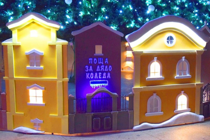 Дядо Коледа изпрати пощенска кутия за писмата на бургаските деца (Снимки) - E-Burgas.com