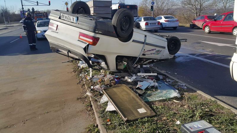 Жестока катастрофа на Околовръстното, автомобил е обърнат по таван (Снимки)  - E-Burgas.com