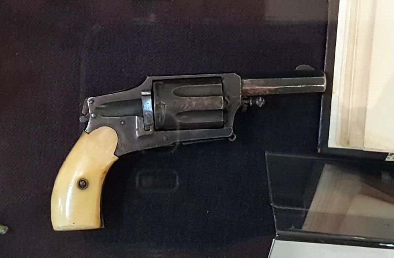 Уникално! Вижте пистолета, с който се е самоубил Пейо Яворов и други вещи на големите български писатели - E-Burgas.com
