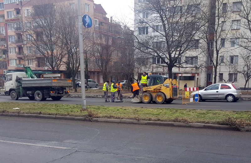 Започнаха да кърпят траповете по бургаските улици, застрахователи също налазиха дупките (Снимки) - E-Burgas.com