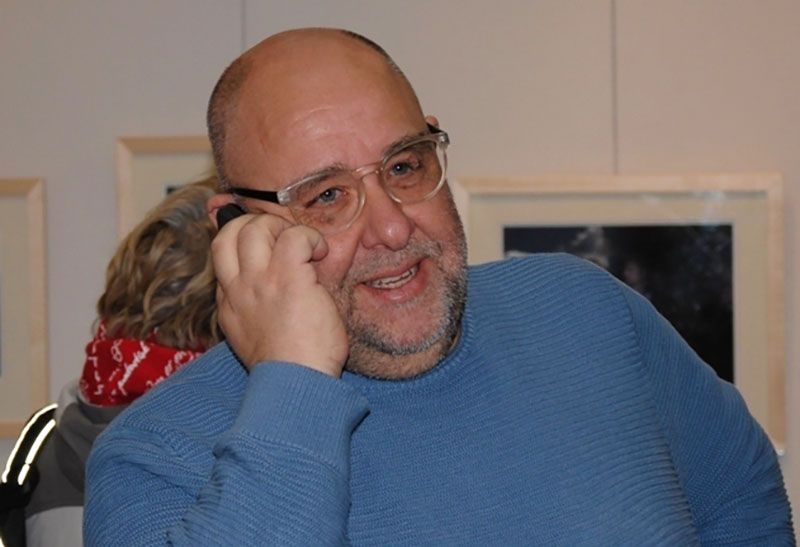 Тодор Динев-Тото приемаше поздравления за изложбата си и по телефона