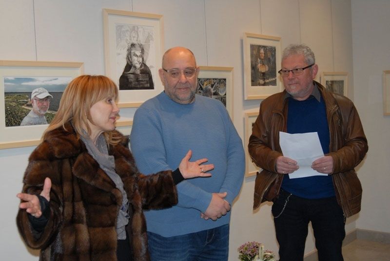 Изложбата на Тото откриха собственичката на галерия Неси Атанаска Колева и Стефан Корадов
