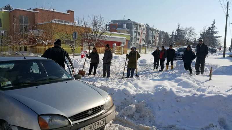 Крайморие отново в снежния капан, снегоринът закъса и блокира квартала (Снимки) - E-Burgas.com