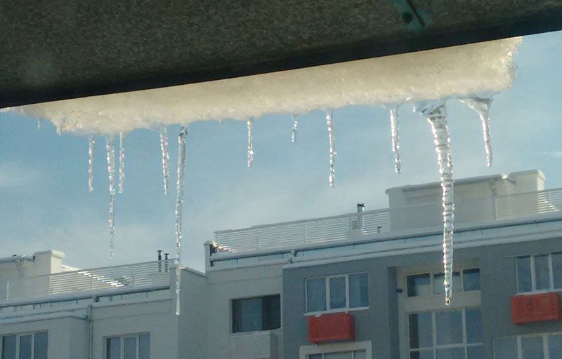 Внимание! Опасност от падащи ледени висулки - E-Burgas.com