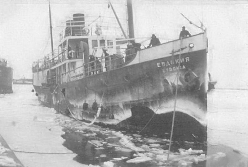 Параход „Евдокия” сред ледовете на Варненското пристанище, 1929 г.