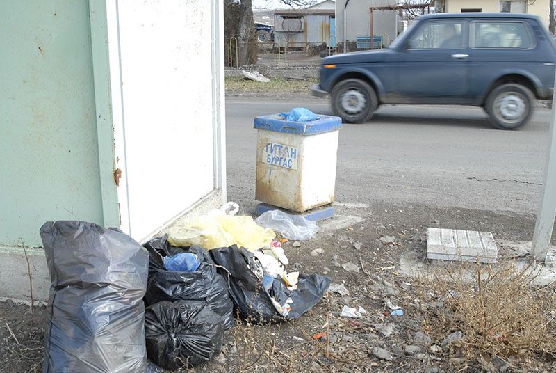 Цял месец сметта от три улици в Банево стои неизнесена /снимки/ - E-Burgas.com