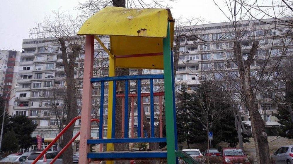 Вижте на какво прилича детска площадка в центъра на Бургас, майки искат ремонт и почистване (Снимки) - E-Burgas.com