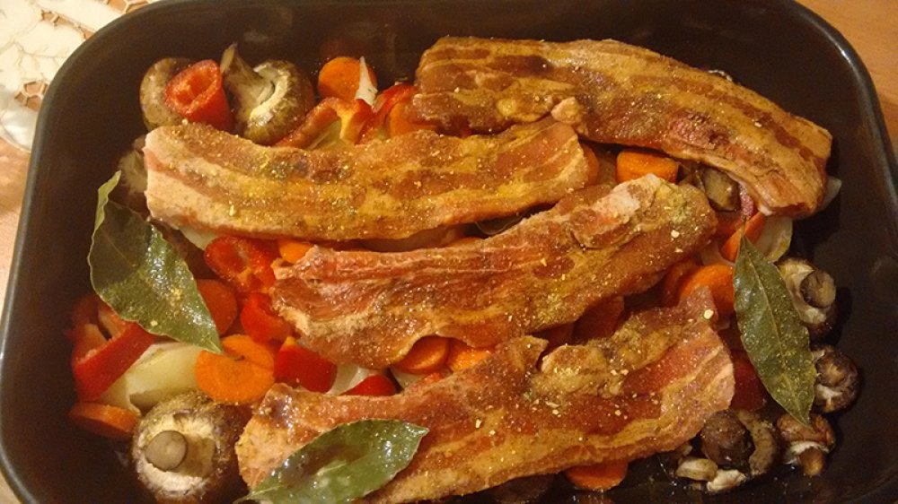 Уикенд кухня: Как да приготвим на бързо вкусни ребърца със зеленчуци на фурна - E-Burgas.com